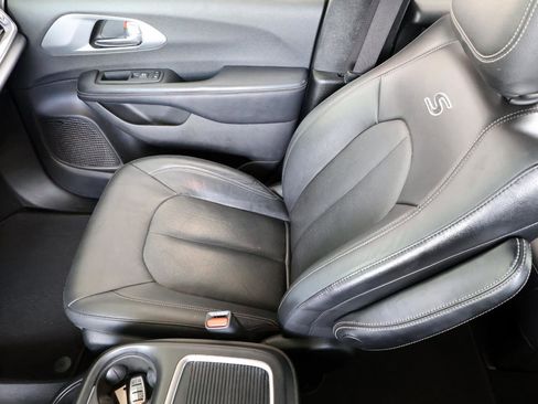 Used 2019 Chrysler Pacifica Touring-L Plus w/ Advanced Safetytec Group image 19