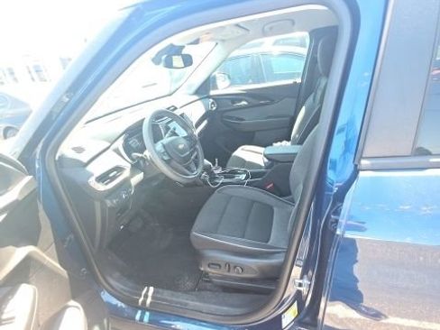 Used 2021 Chevrolet TrailBlazer LT w/ Convenience Package FWD image 3