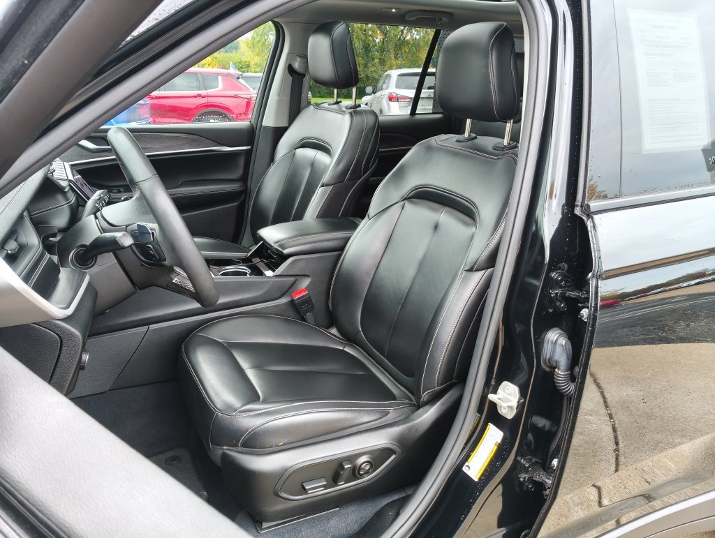 Used 2023 Jeep Grand Cherokee Limited AWD/4WD image 2