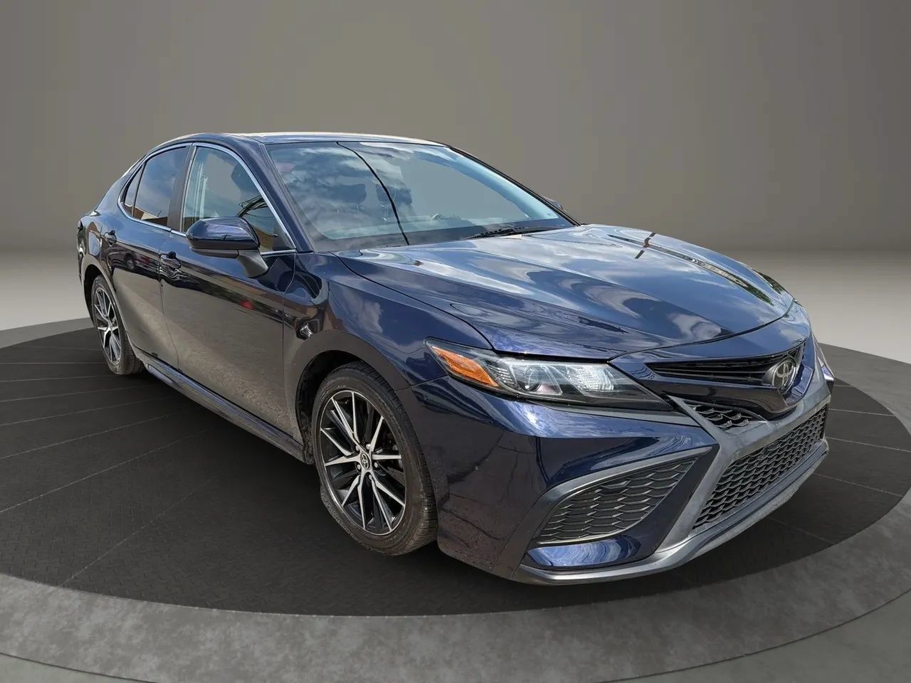 Used 2021 Toyota Camry SE FWD image 3