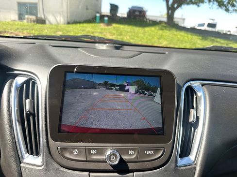 Used 2016 Chevrolet Malibu Hybrid w/ Leather Package FWD image 18