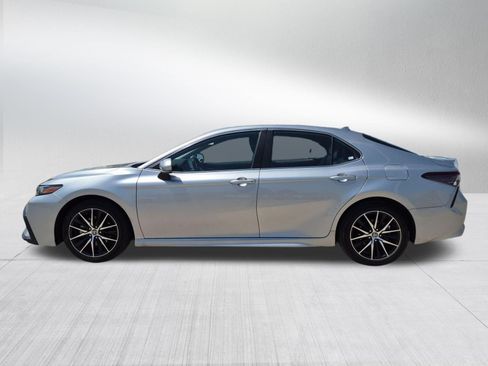 Used 2022 Toyota Camry SE FWD image 3