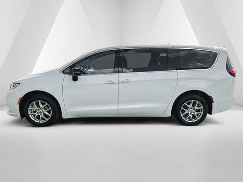Used 2024 Chrysler Pacifica Touring-L FWD image 4