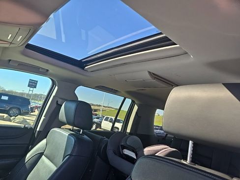 Used 2018 Chevrolet Suburban LT image 8