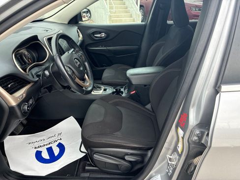 Used 2016 Jeep Cherokee Latitude FWD image 12