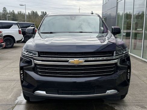 Used 2022 Chevrolet Suburban LT w/ LT Signature Package image 3