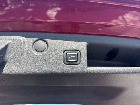 Used 2020 Chevrolet Equinox LT w/ Driver Convenience Package image 13