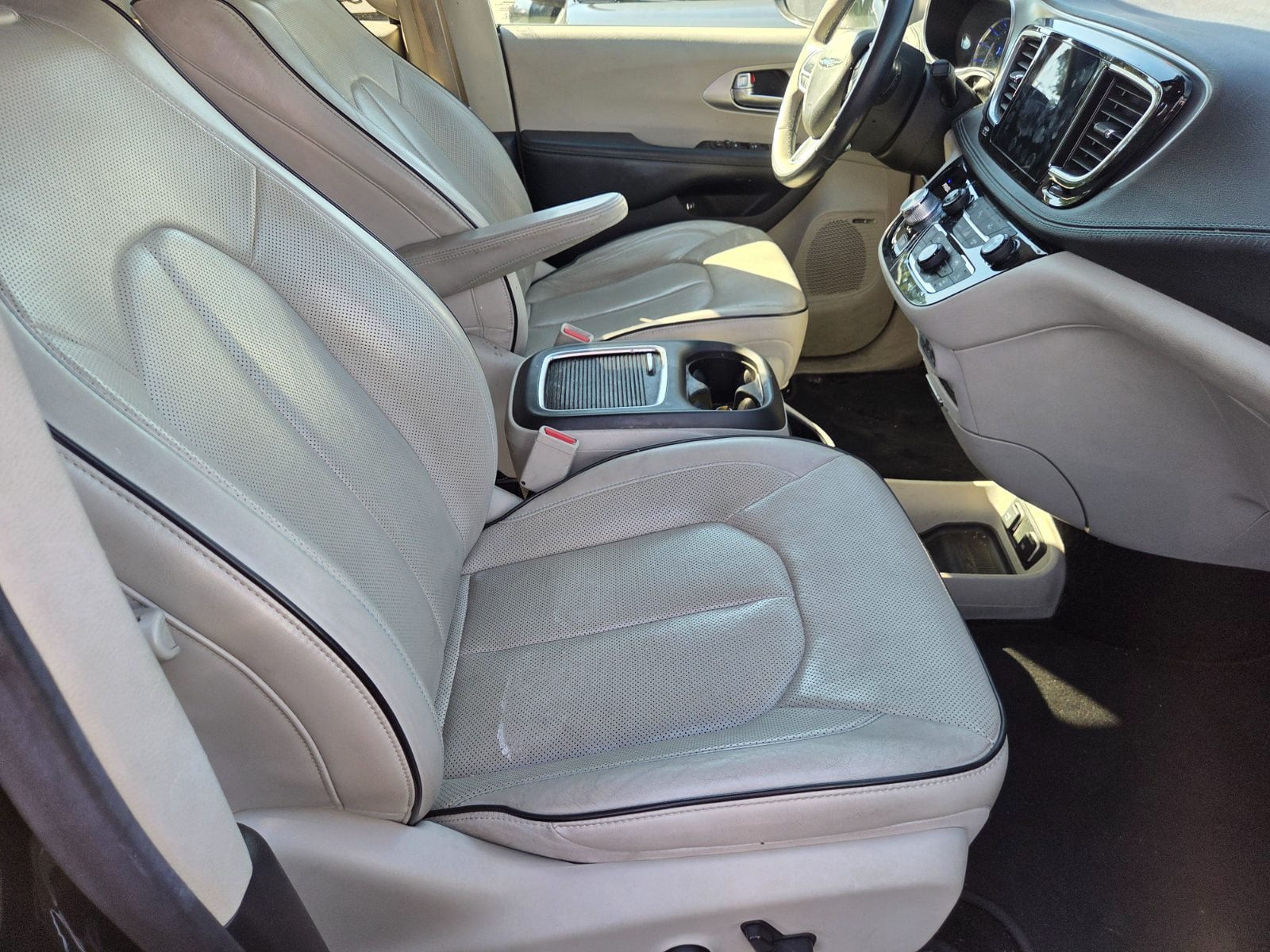 Used 2018 Chrysler Pacifica Limited w/ Advanced Safetytec Group FWD image 12