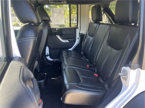 Used 2013 Jeep Wrangler Unlimited Rubicon AWD/4WD image 12