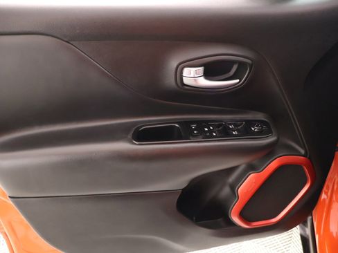 Used 2018 Jeep Renegade Trailhawk AWD/4WD image 15