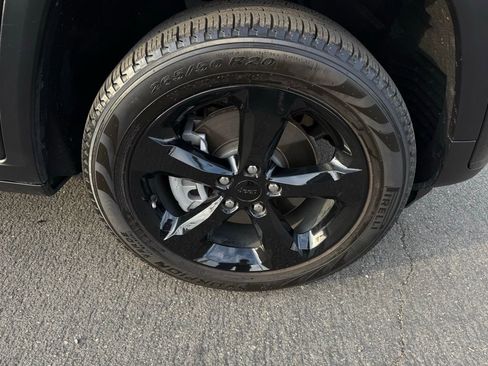 Used 2022 Jeep Grand Cherokee L Limited w/ Black Appearance Package image 9