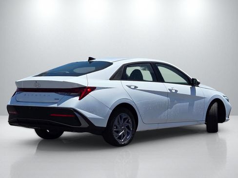 New 2026 Hyundai Elantra Hybrid FWD image 4
