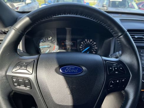 Used 2018 Ford Explorer XLT FWD image 14
