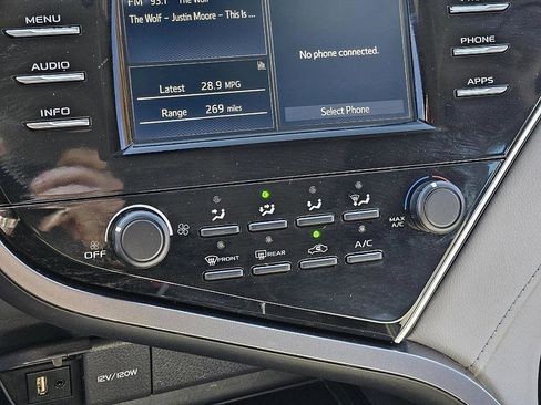 Used 2018 Toyota Camry LE image 22