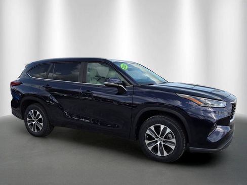 Used 2023 Toyota Highlander XLE FWD image 2