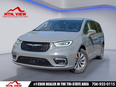 Used 2022 Chrysler Pacifica Touring-L w/ Uconnect Theater Family Group