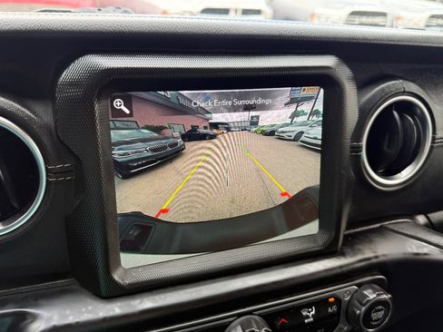 Used 2022 Jeep Gladiator Overland w/ Popular Equipment Package AWD/4WD image 32