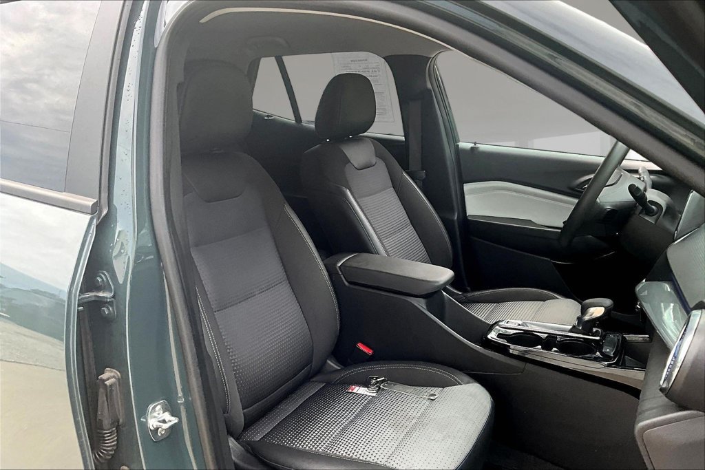 Used 2025 Chevrolet Trax LT FWD image 26