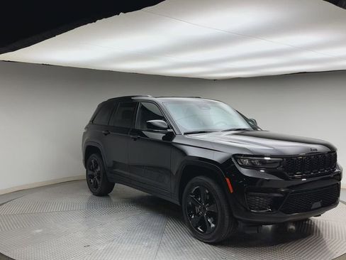 Used 2023 Jeep Grand Cherokee Altitude image 8