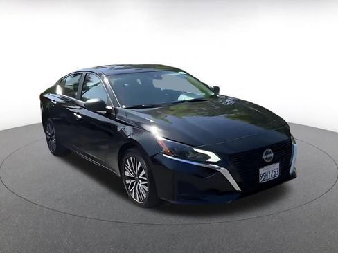Used 2025 Nissan Altima 2.5 SV FWD image 3