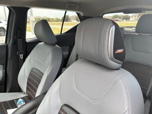 Used 2023 Nissan Kicks SR w/ SR Premium Package FWD image 9