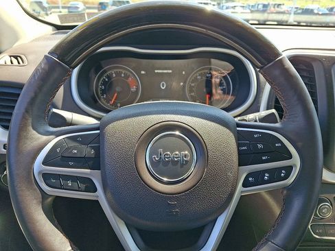 Used 2017 Jeep Cherokee Overland w/ Technology Group AWD/4WD image 21