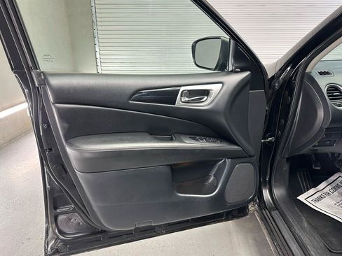 Used 2020 Nissan Pathfinder SV FWD image 17