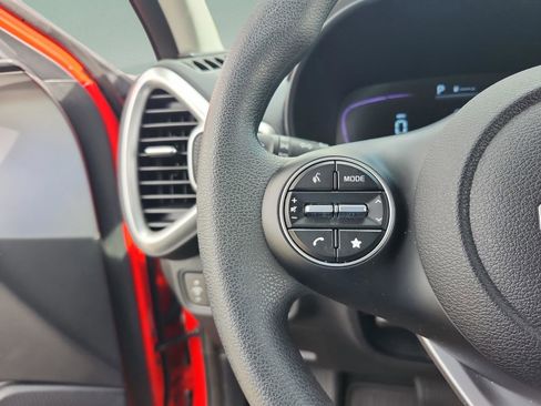 Used 2025 Kia Soul LX w/ LX Technology Package image 12