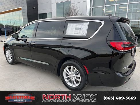 New 2026 Chrysler Pacifica Select image 16