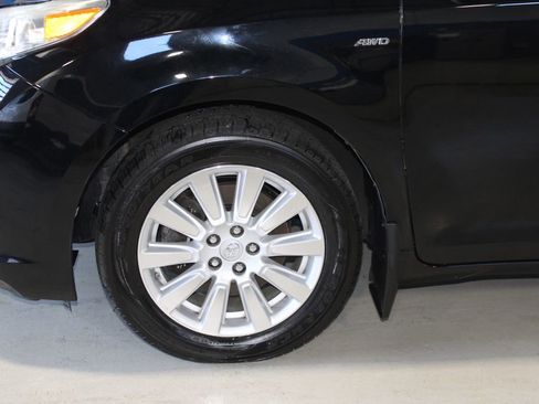 Used 2017 Toyota Sienna XLE Premium image 5