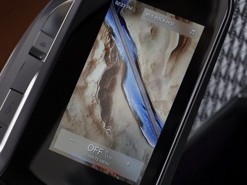 Certified 2025 BMW 750e xDrive w/ Executive Package image 15