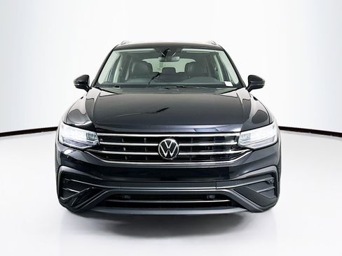 Used 2024 Volkswagen Tiguan SE image 2