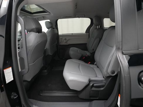 Used 2023 Toyota Sienna XLE FWD image 16