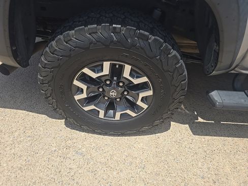 Used 2016 Toyota Tacoma TRD Off-Road w/ Premium & Technology Package RWD image 10