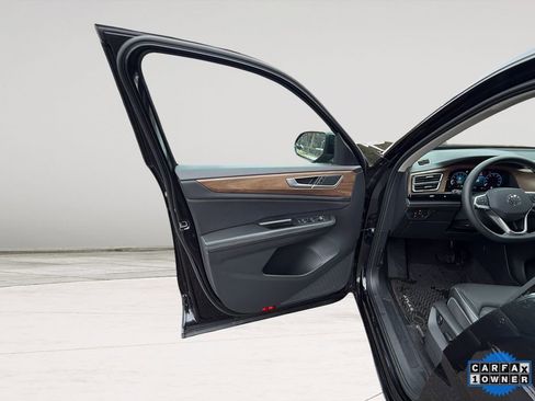 Used 2024 Volkswagen Atlas SE image 13