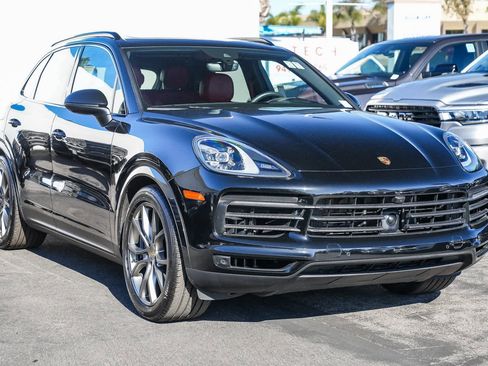 Used 2023 Porsche Cayenne Platinum Edition image 3