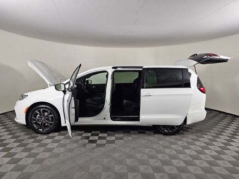 New 2026 Chrysler Pacifica Select image 16