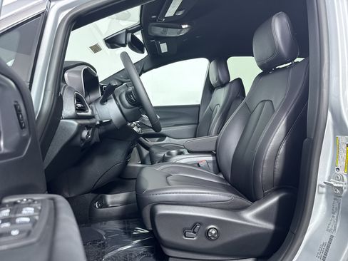 New 2026 Chrysler Pacifica Select image 5