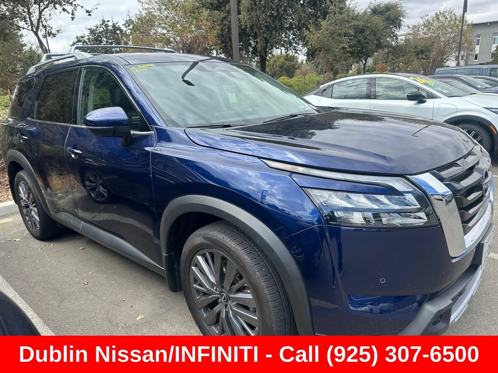 Used 2025 Nissan Pathfinder SL w/ SL Premium Package FWD image 1