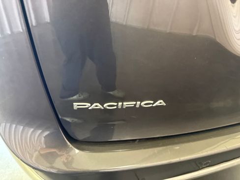 Used 2023 Chrysler Pacifica Touring-L FWD image 13