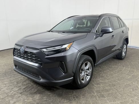 Used 2022 Toyota RAV4 XLE AWD/4WD image 3