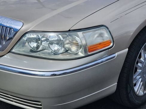 Used 2006 Lincoln Town Car Signature Limited RWD image 10