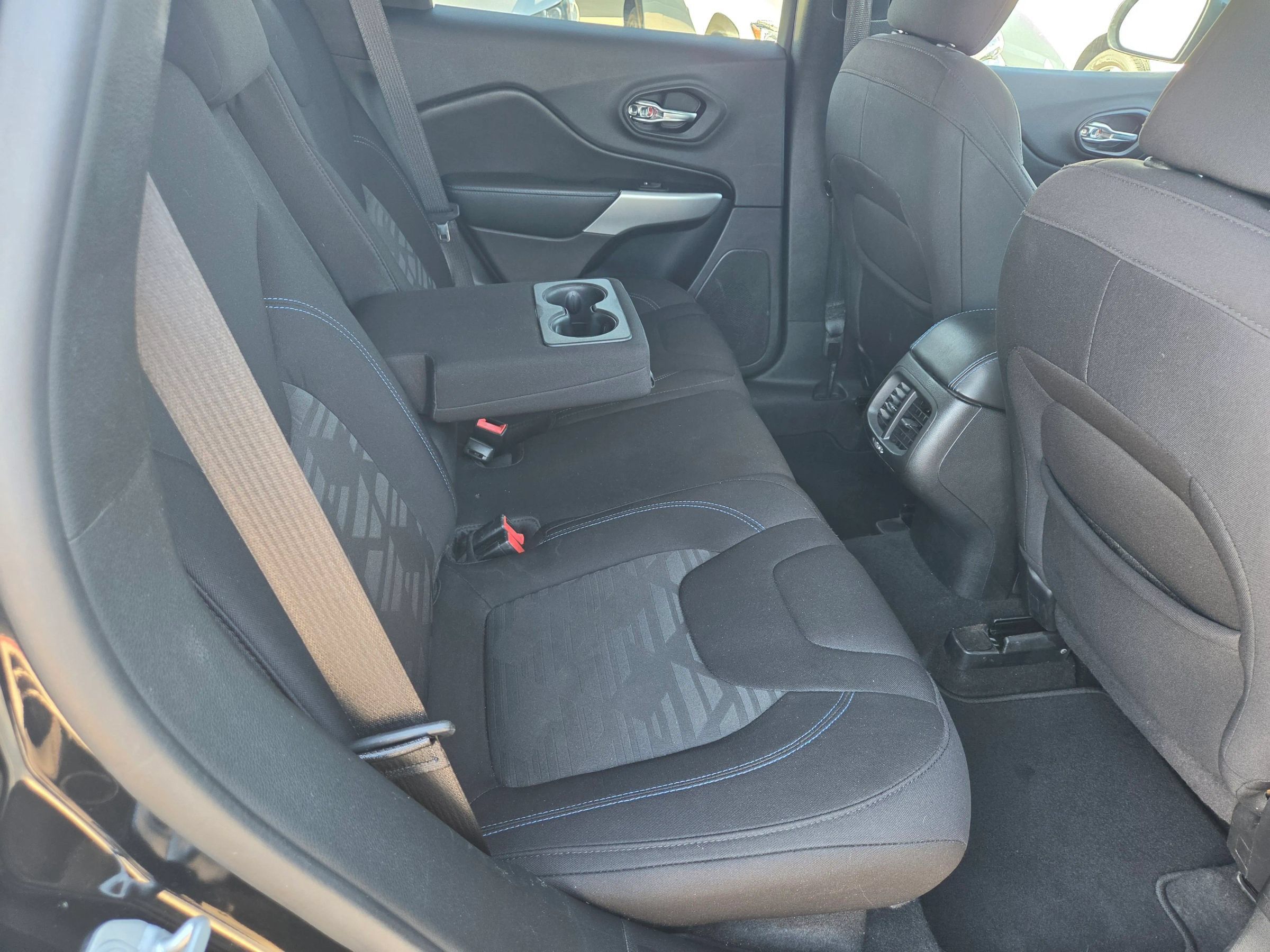 Used 2020 Jeep Cherokee Latitude AWD/4WD image 15