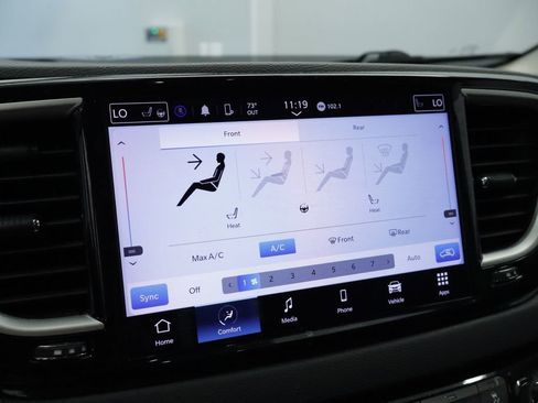Used 2023 Chrysler Pacifica Touring-L FWD image 31