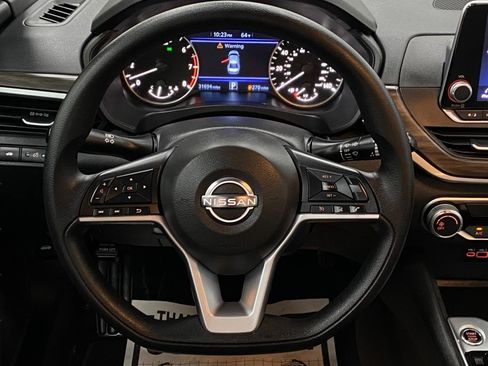 Used 2025 Nissan Altima 2.5 SV FWD image 14