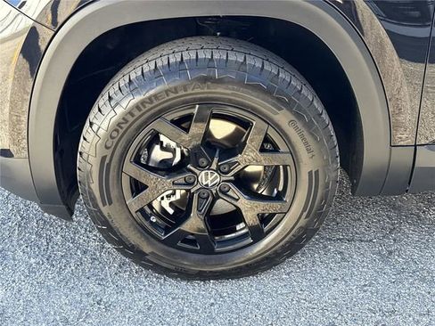 Used 2025 Volkswagen Atlas Peak Edition SE image 9