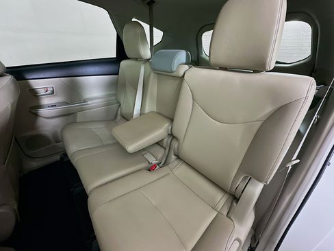 Used 2013 Toyota Prius V Five w/ Preferred Accessory Pkg FWD image 26