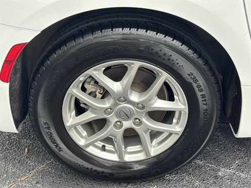 Used 2024 Chrysler Pacifica Touring-L image 16