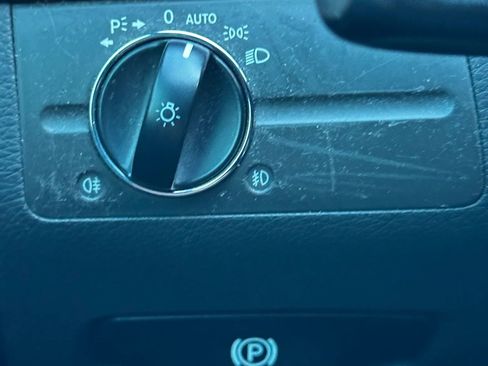 Used 2005 Mercedes-Benz E 320 Sedan image 38