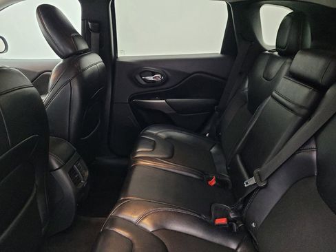Used 2019 Jeep Cherokee Latitude Plus AWD/4WD image 18